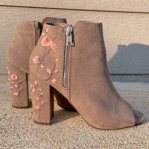 Candies Embroidered Taupe Booties size 6.5